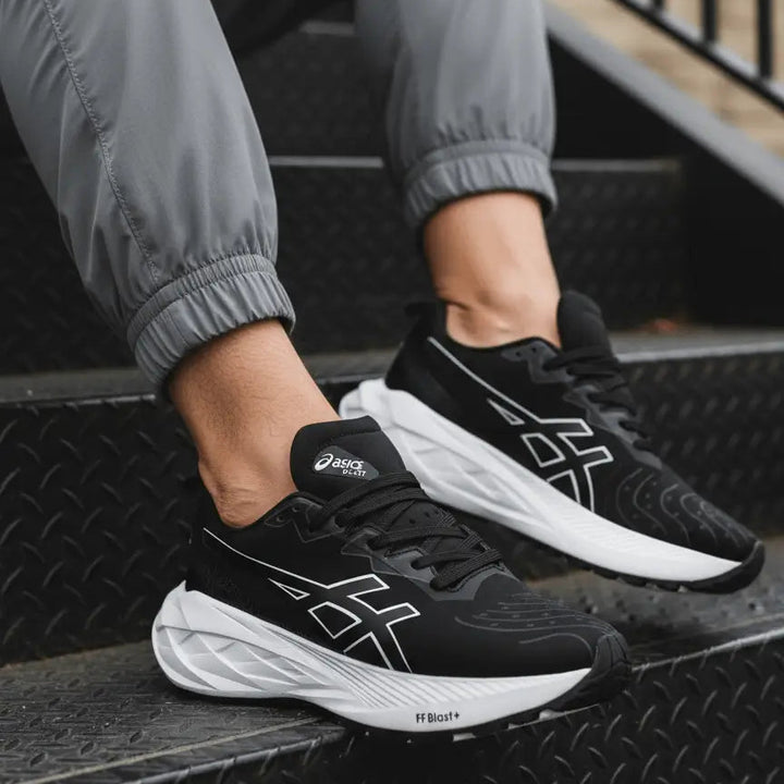 Zapatillas Novablast negras con espuma ultraligera y amortiguación reactiva, suela antideslizante y diseño transpirable ideal para running y uso diario cómodo.