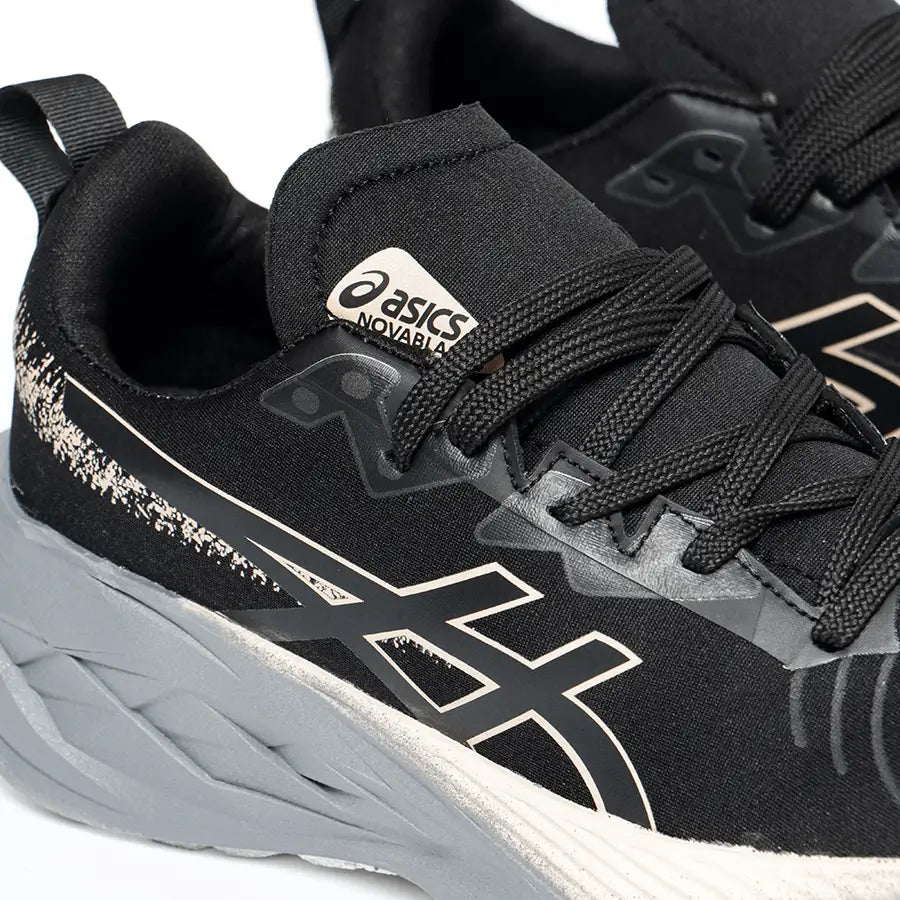 Zapatillas Novablast negras para running, con amortiguación de espuma reactiva, suela antideslizante y diseño ligero para entrenamientos de alta intensidad