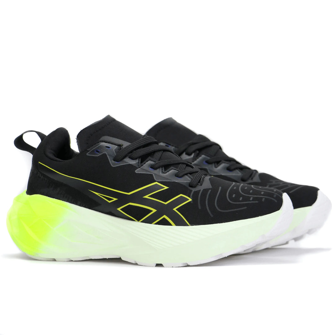 Zapatillas Novablast color negro con detalles fluorescentes, amortiguación avanzada de espuma reactiva para máxima comodidad y retorno de energía, diseño ultraligero y malla transpirable ideal para running y entrenamiento diario.