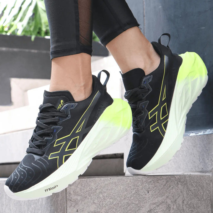 Zapatillas Novablast negras con suela neón de amortiguación reactiva, diseño ultraligero y ergonómico para correr y entrenar con rebote y confort duradero