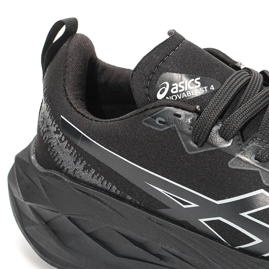 Zapatillas Novablast negras para running con suela de espuma ligera y amortiguación reactiva, diseño ergonómico con malla transpirable, soporte y estabilidad óptimos, ideales para entrenamiento y uso diario