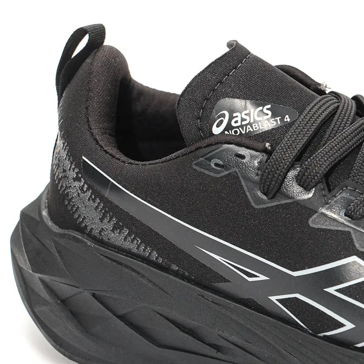 Zapatillas Novablast negras para running con suela de espuma ligera y amortiguación reactiva, diseño ergonómico con malla transpirable, soporte y estabilidad óptimos, ideales para entrenamiento y uso diario