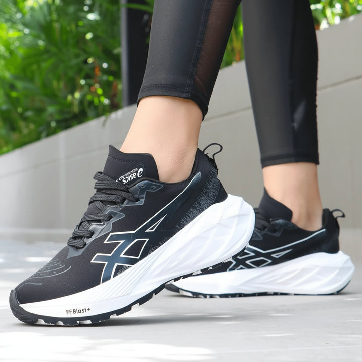 Zapatillas Novablast deportivas color negro con suela blanca de espuma reactiva, amortiguación ultraligera, soporte ergonómico y tracción antideslizante, perfectas para running y entrenamiento diario