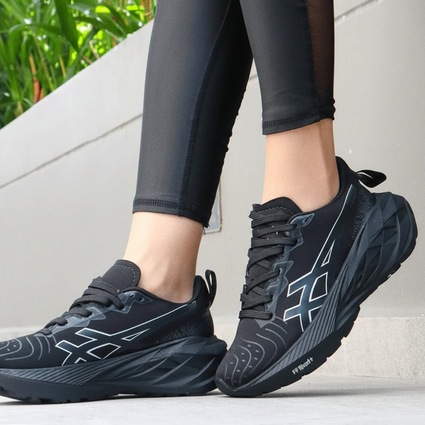 Zapatillas Novablast negras para running con entresuela ultraligera de espuma reactiva, suela de goma antideslizante, parte superior transpirable y diseño ergonómico que brinda amortiguación y confort duradero