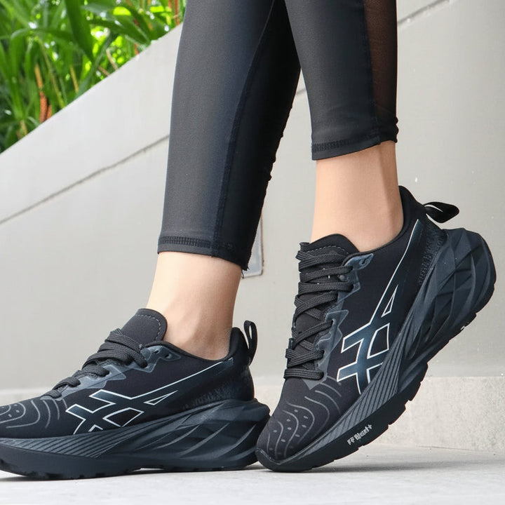 Zapatillas Novablast negras para running con entresuela ultraligera de espuma reactiva, suela de goma antideslizante, parte superior transpirable y diseño ergonómico que brinda amortiguación y confort duradero