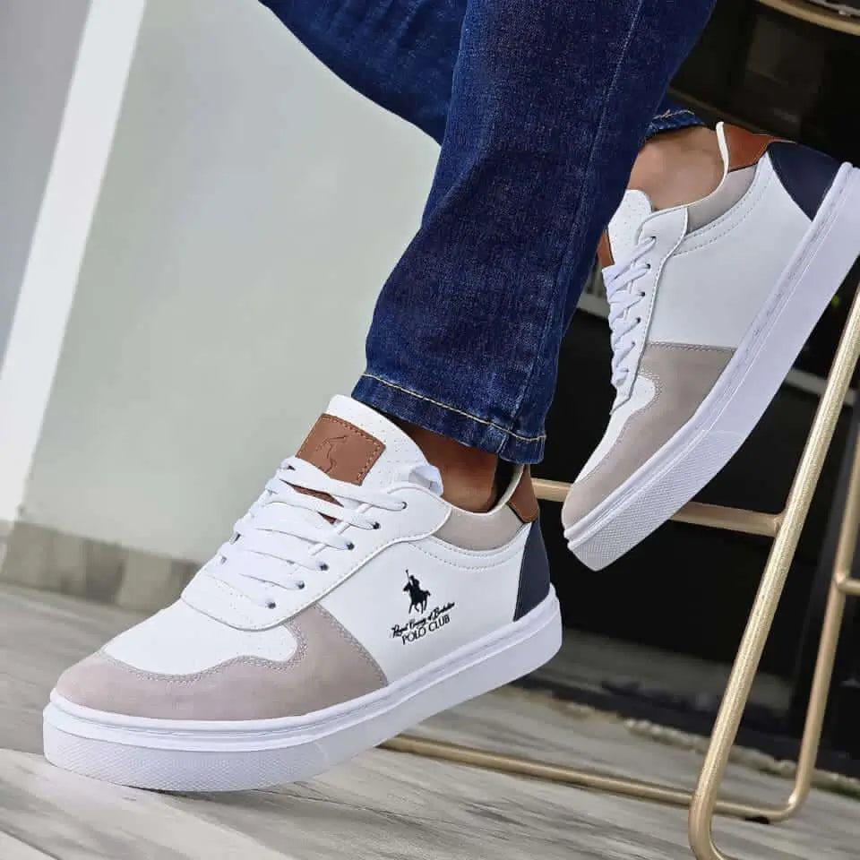 Zapatillas para hombre blancas con detalles en beige, marrón y azul oscuro, diseño casual y moderno, suela antideslizante, materiales transpirables que brindan comodidad y durabilidad, ideales para uso diario y combinar con jeans o ropa informal.