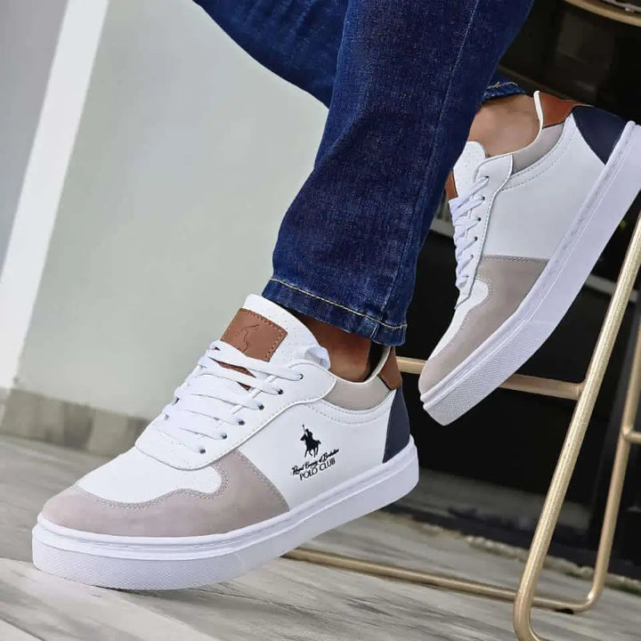 Zapatillas para hombre blancas con detalles en beige, marrón y azul oscuro, diseño casual y moderno, suela antideslizante, materiales transpirables que brindan comodidad y durabilidad, ideales para uso diario y combinar con jeans o ropa informal.