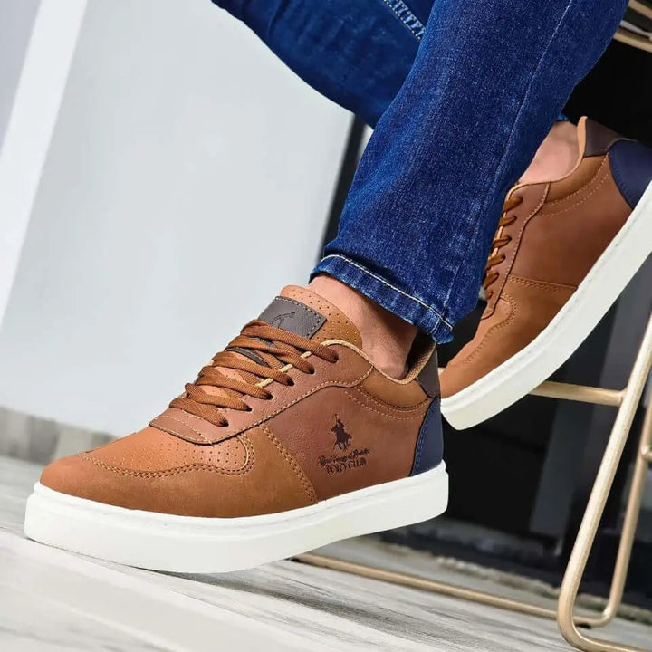 Zapatillas casuales color marrón con diseño moderno y suela blanca antideslizante, ideales para uso diario que brindan confort y durabilidad, combinan fácilmente con jeans para un estilo casual y elegante.