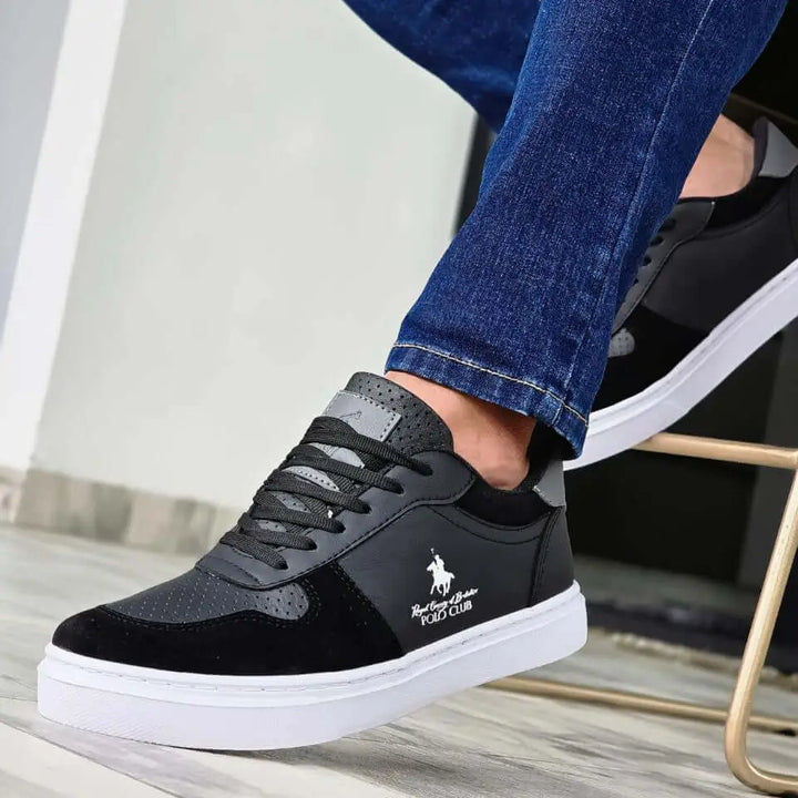 Zapatillas para hombre negras con suela blanca, diseño moderno y cómodo, ideales para uso diario y actividades casuales, material resistente y transpirable que garantiza durabilidad y confort, perfectas para combinar con jeans y ropa informal.