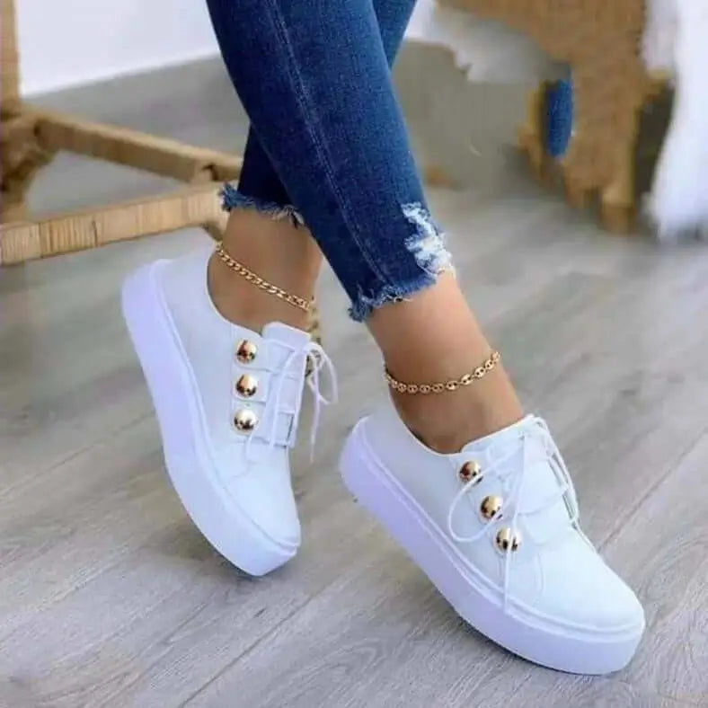 zapatillas blancas para mujer con plataforma alta, diseño casual y moderno con detalles metálicos dorados, cómodas y versátiles ideales para uso diario, combinar con jeans y ropa casual, suela antideslizante para mayor seguridad en superficies urbanas, estilo juvenil perfecto para caminar con comodidad y estilo en cualquier ocasión