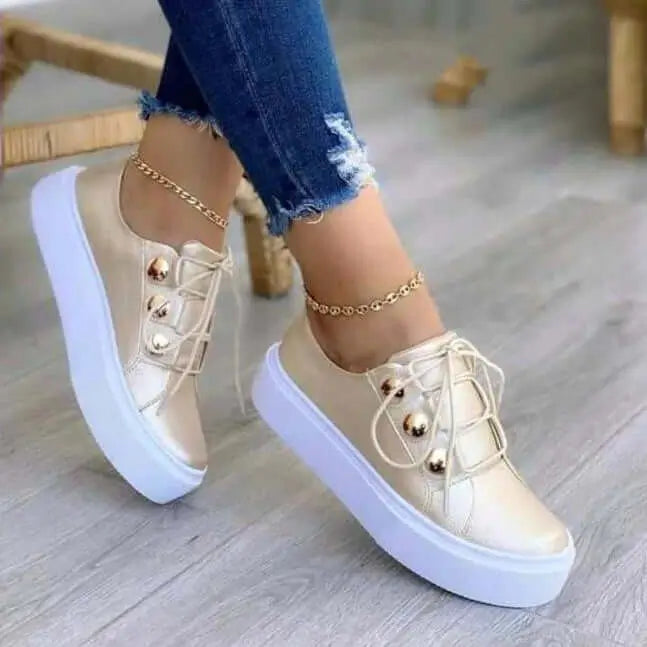 Zapatillas femeninas estilo casual color beige con plataforma gruesa blanca, diseño moderno y cómodo, suela antideslizante para mayor seguridad, perfectas para uso diario y combinar con jeans o ropa casual, calzado ligero que ofrece soporte y confort durante todo el día.