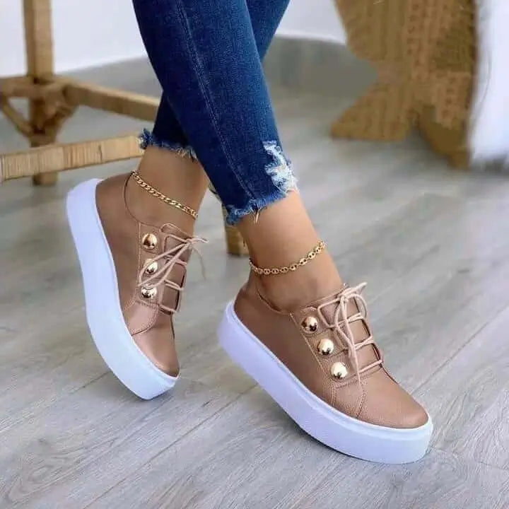 Zapatillas femeninas color cobre con plataforma blanca, diseño moderno y casual, ideales para uso diario, cómodas y resistentes, perfectas para combinar con jeans y ropa casual, calzado ligero con suela antideslizante para mayor seguridad y estilo urbano.