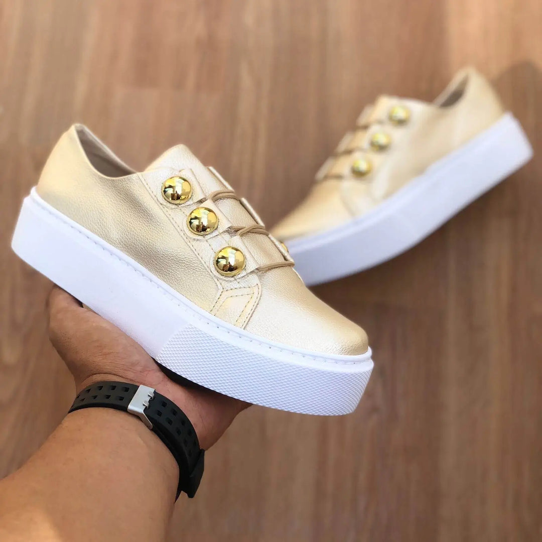 Zapatillas femeninas color dorado con plataforma blanca antideslizante, diseño moderno con detalles metálicos, cómodas y ideales para uso diario, estilo casual y urbano, excelente soporte y durabilidad.