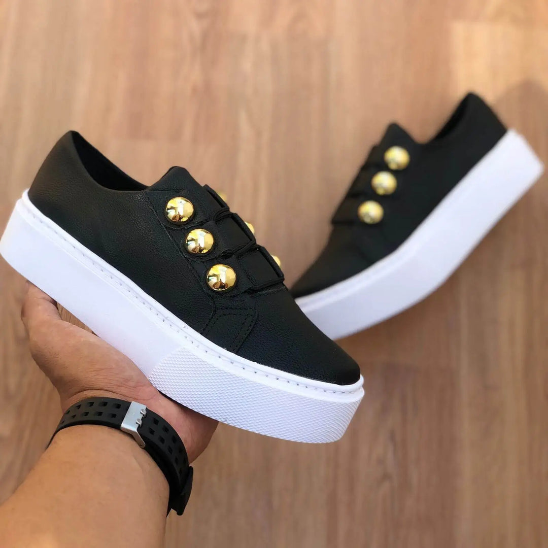 Zapatillas negras con plataforma blanca, diseño moderno con detalles dorados, cómodas y duraderas para uso diario, ideales para combinar con outfits casuales y urbanos, suela antideslizante que brinda estabilidad y soporte para caminar largas distancias.