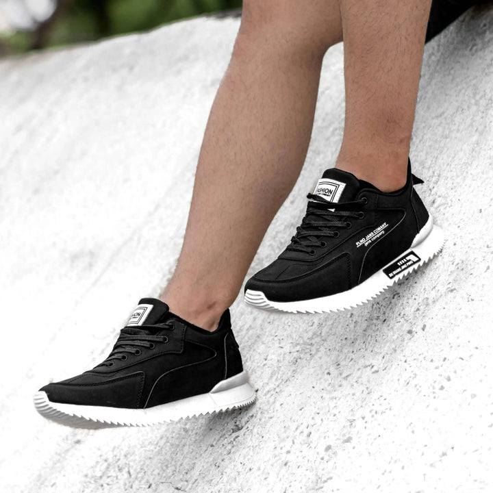 Zapatillas negras Showman para hombre, diseño moderno y cómodo con suela blanca antideslizante, calzado ideal para uso diario, ofrece soporte y amortiguación para mayor confort y durabilidad.