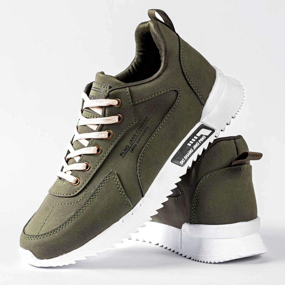 Zapatillas Showman color verde militar con suela blanca antideslizante, diseño moderno y deportivo, ideales para uso diario y casual, ofrecen comodidad y soporte ergonómico para pie y tobillo, fabricadas con materiales resistentes y transpirables que garantizan durabilidad y frescura, perfectas para caminar largas distancias con estilo y confort.