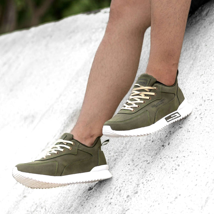 Zapatillas deportivas color verde oliva con suela blanca antideslizante, diseño moderno y cómodo ideal para caminar y actividades diarias, calzado casual para hombres con ajuste seguro y materiales transpirables que ofrecen durabilidad y estilo urbano.