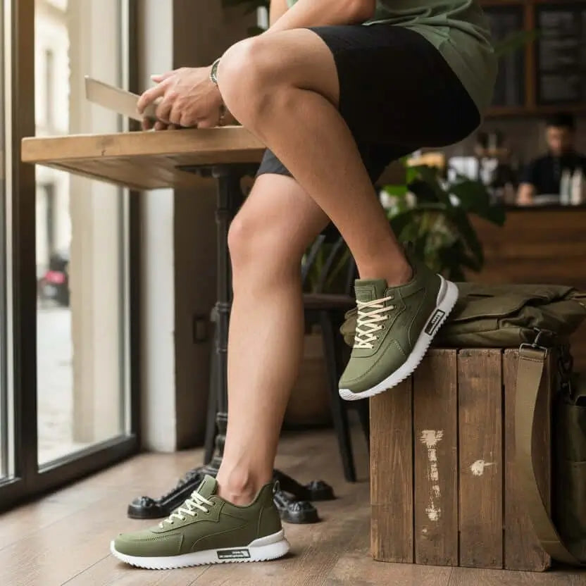 Zapatillas deportivas para hombre en color verde militar con diseño moderno, ligeras y cómodas, ideales para uso diario y actividades casuales, suela antideslizante que proporciona estabilidad y soporte para caminar durante todo el día.