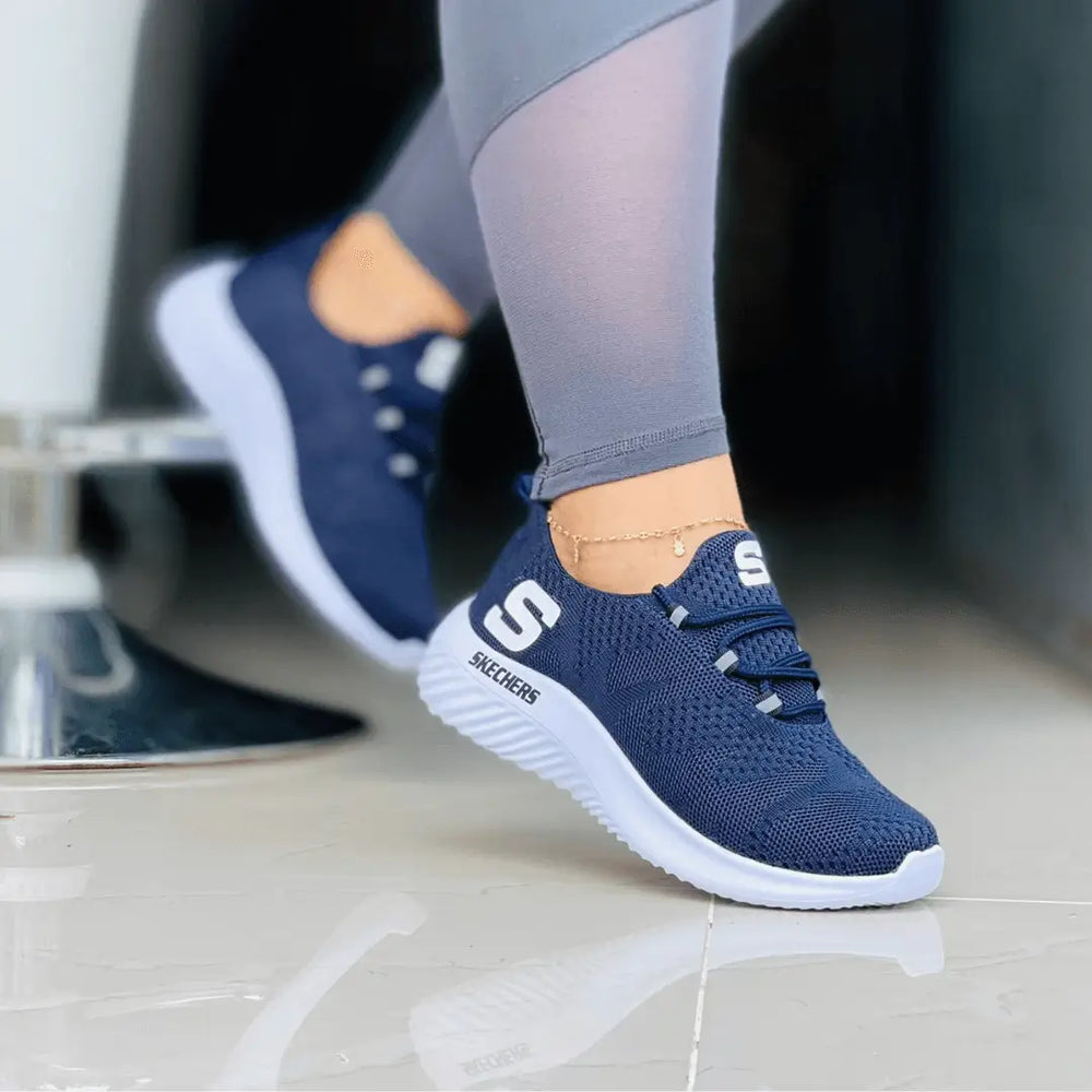 Zapatillas deportivas color azul marino con suela blanca antideslizante, diseño ligero y transpirable, ideales para caminatas y actividades diarias, que ofrecen comodidad y soporte óptimo para el pie.