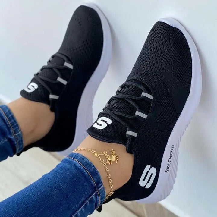 Zapatillas Soft negras con diseño liviano y transpirable, suela blanca antideslizante y acolchonada para máxima comodidad y soporte en cada paso, ideales para uso diario y actividades casuales, calzado deportivo para mujer que combina estilo y funcionalidad.