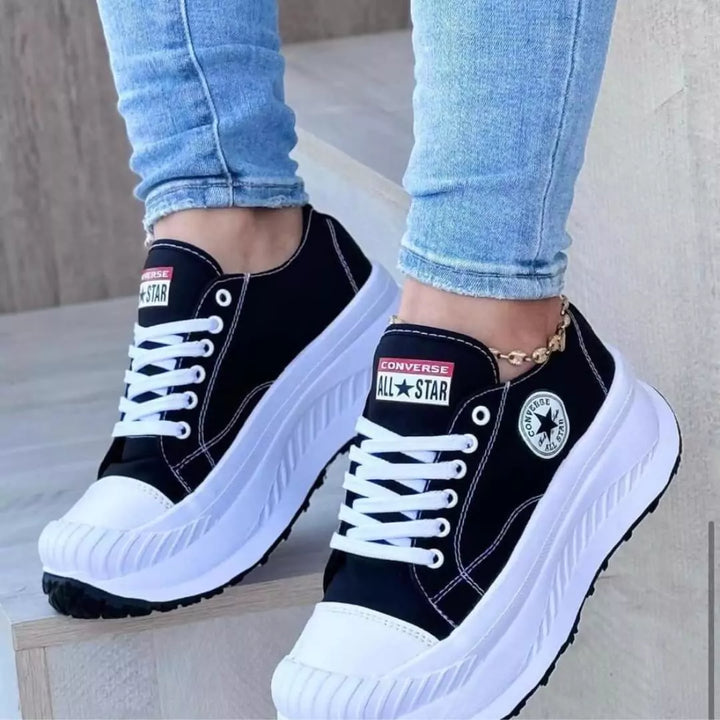 Zapatillas Star High completamente negras, perfectas para un estilo urbano y elegante sin esfuerzo