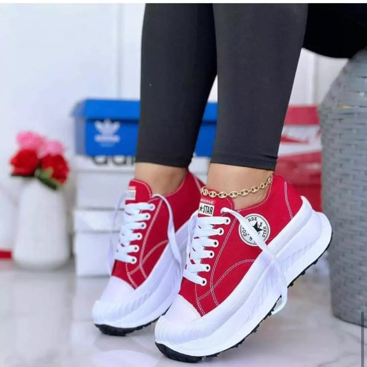 Zapatillas Star High en rojo vibrante, ideales para mujeres que no tienen miedo de brillar con actitud