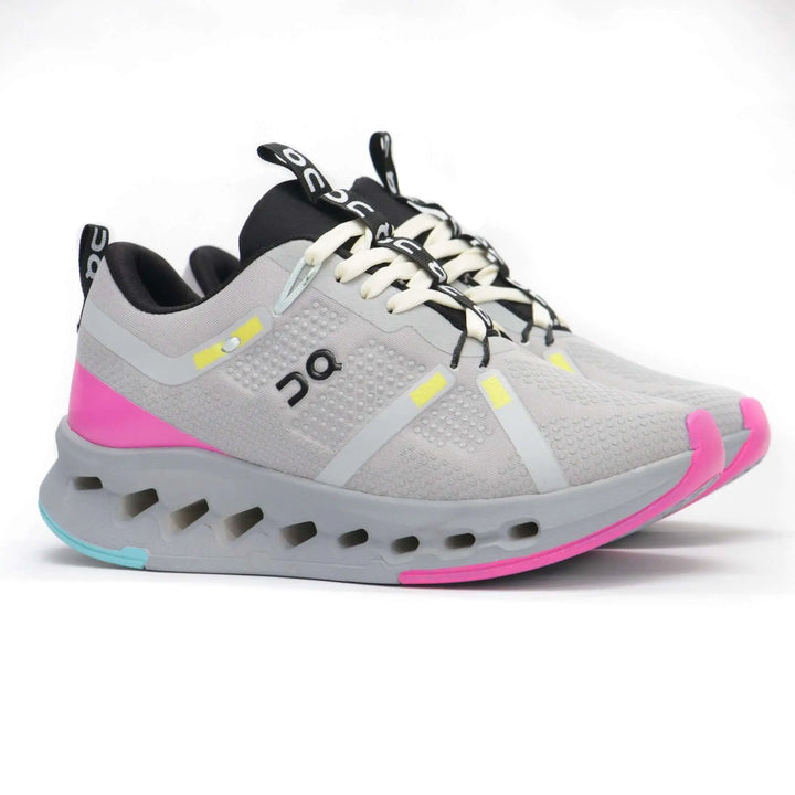 Zapatillas deportivas grises con detalles en rosa y negro, suela acolchonada y diseño ligero para máximo confort y amortiguación en running y actividades diarias, ideales para hombres y mujeres que buscan rendimiento y estilo urbano.