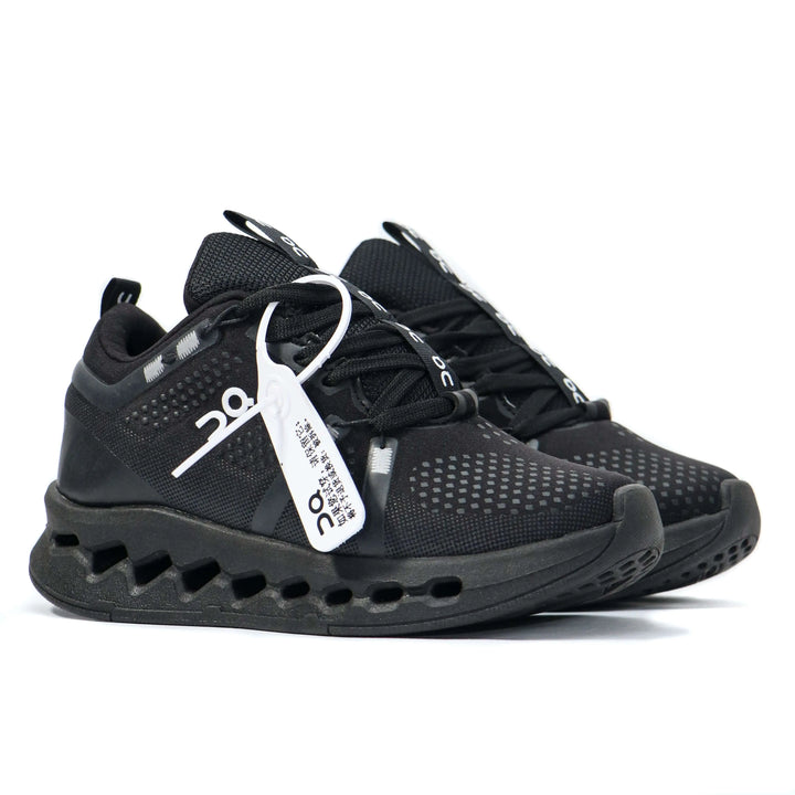 Zapatillas negras para correr con diseño moderno y tecnología de amortiguación avanzada, suela con ventilación para mayor comodidad, ideales para entrenamiento y uso diario, calzado deportivo ligero y transpirable que ofrece soporte y estabilidad en cada paso.