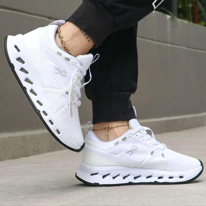 Zapatillas deportivas blancas para hombre con diseño moderno y suela acolchonada que brinda máxima comodidad y amortiguación, ideales para caminar y correr con soporte ligero y transpirabilidad avanzada, perfectas para uso urbano y actividades físicas diarias.