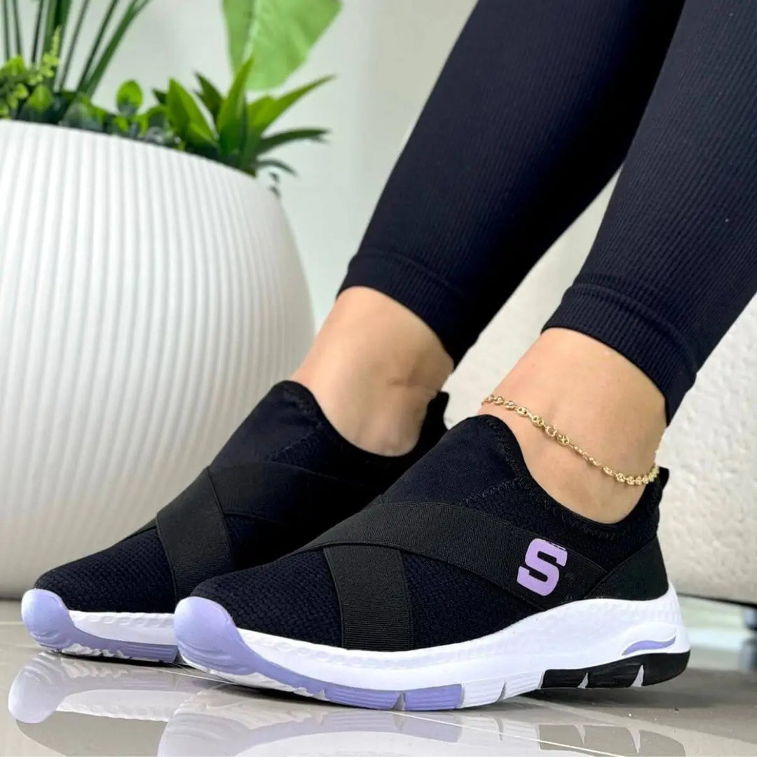 Zapatillas Supersoft negras para mujer, diseño deportivo con suela ligera y antideslizante, tejido transpirable que garantiza comodidad y frescura todo el día, ideales para uso diario y actividades físicas, ajuste elástico que brinda soporte sin sacrificar flexibilidad.
