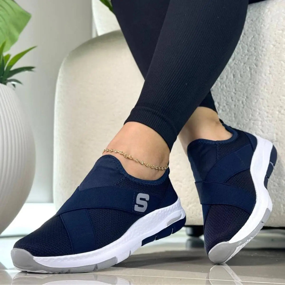 Zapatillas Supersoft color azul oscuro para mujer, diseño sin cordones con ajuste elástico para máxima comodidad, suela blanca ligera y antideslizante ideal para uso diario, material transpirable que ofrece frescura y flexibilidad, perfectas para caminar largas distancias con soporte ergonómico que reduce la fatiga y mejora la postura.