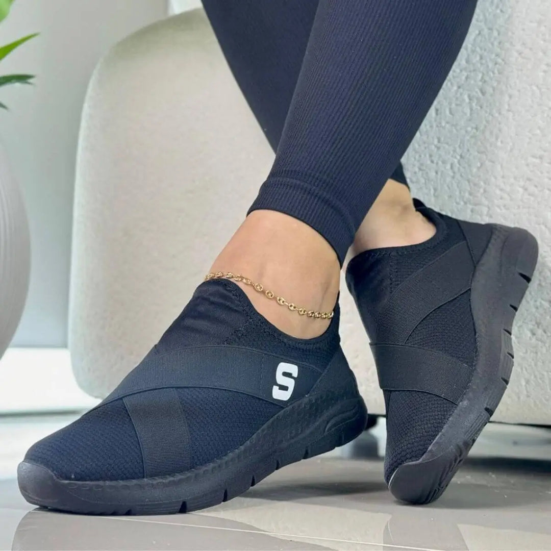 Zapatillas Supersoft negras para mujer con diseño deportivo y suela antideslizante, ideales para uso diario por su comodidad, soporte ergonómico y material transpirable que garantiza frescura y ligereza en cada paso.