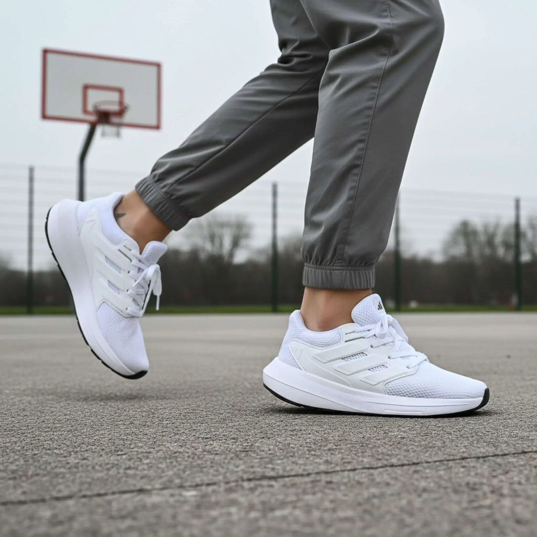 Zapatillas blancas para correr con diseño moderno y transpirable, suela antideslizante y amortiguación ligera para máximo confort y rendimiento en entrenamientos y actividades diarias, ideales para hombre y mujer.