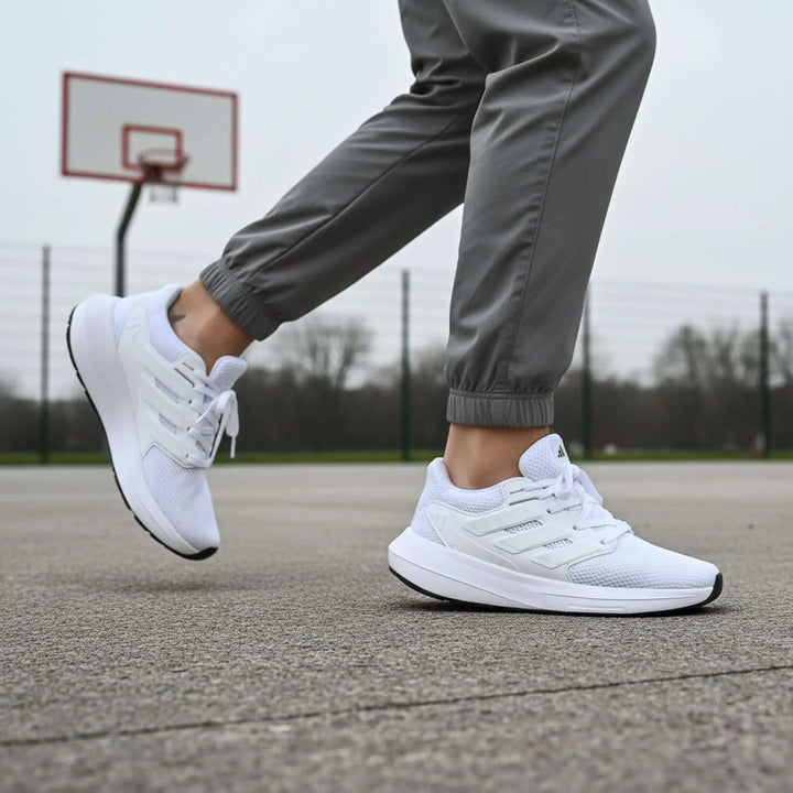 Zapatillas blancas para correr con diseño moderno y transpirable, suela antideslizante y amortiguación ligera para máximo confort y rendimiento en entrenamientos y actividades diarias, ideales para hombre y mujer.