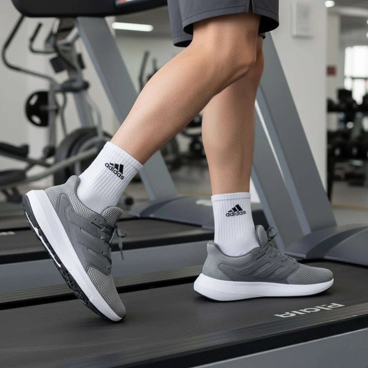 Zapatillas deportivas grises para correr con diseño transpirable y suela antideslizante, ideales para entrenamiento en gimnasio y actividades físicas, ofreciendo comodidad y soporte óptimo para pies activos.