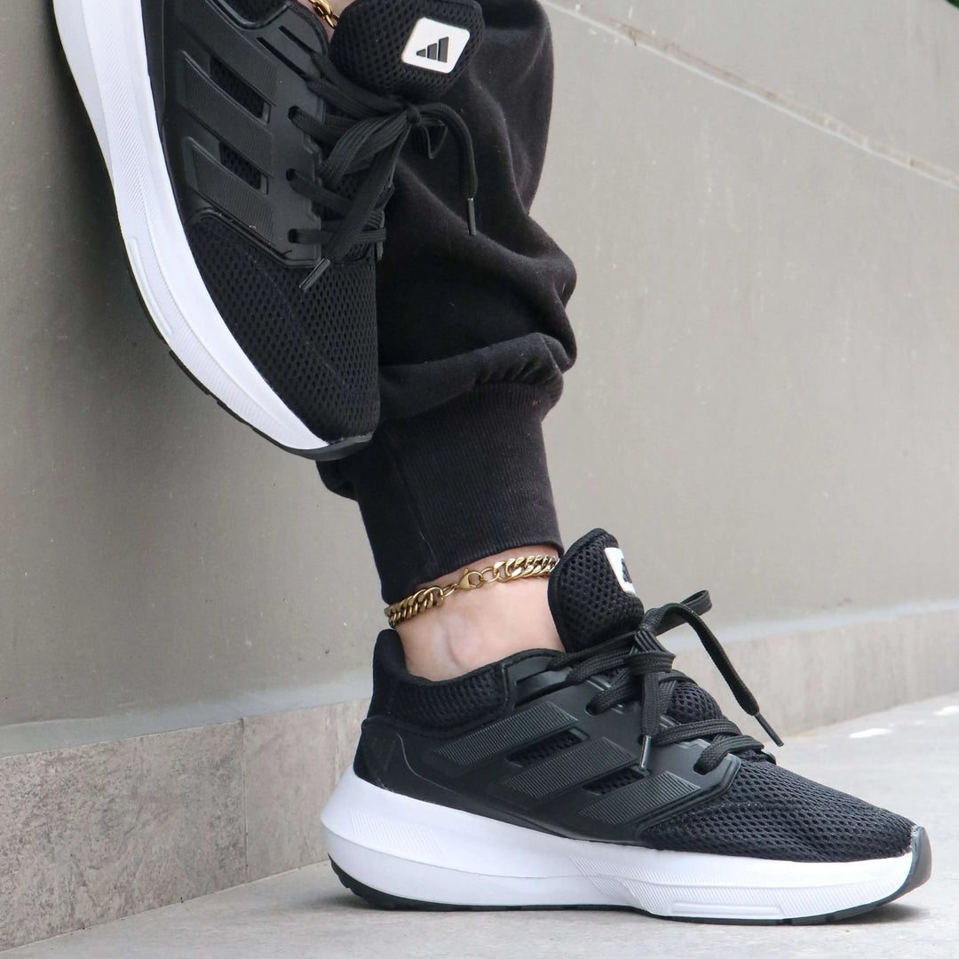 Zapatillas deportivas negras con suela blanca para hombre, diseño moderno y cómodo con tejido transpirable, ideales para correr y uso diario, con excelente amortiguación y soporte del pie.