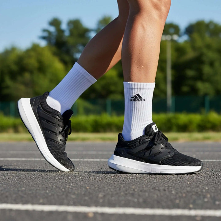 Zapatillas deportivas negras con suela blanca ultraligera, diseño transpirable y cómodo ideal para correr y entrenar, deportivas para hombre y mujer perfectas para uso diario y actividades al aire libre.