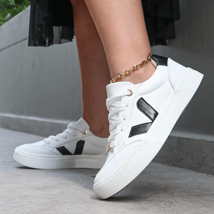 Zapatillas V Clásicas en blanco con acentos negros, para un estilo clásico y versátil
