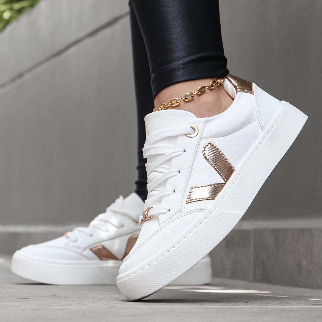 Zapatillas V Clásicas color blanco con detalles metálicos en oro rosa, perfectas para un look elegante y femenino