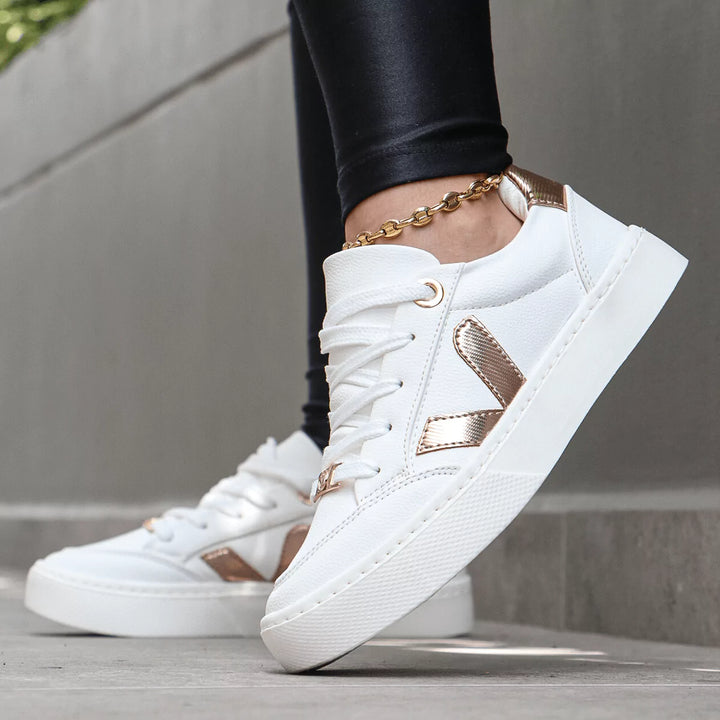 Zapatillas V Clásicas color blanco con detalles metálicos en oro rosa, perfectas para un look elegante y femenino