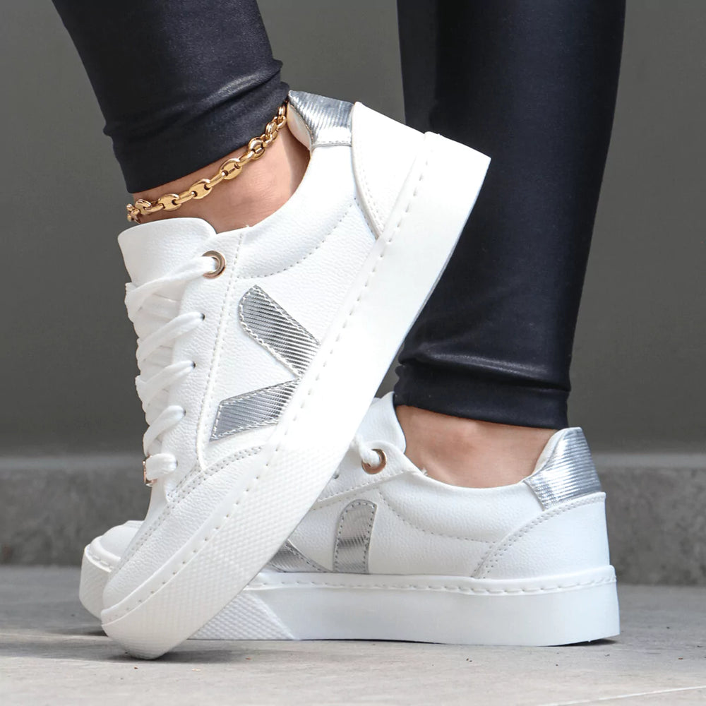 Zapatillas V Clásicas color blanco con detalles en plateado brillante, combinando simplicidad y sofisticación