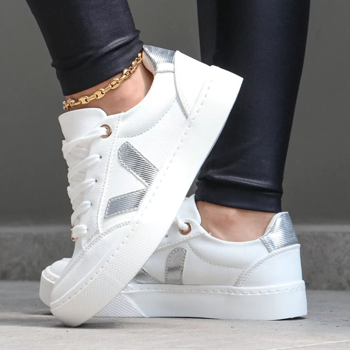 Zapatillas V Clásicas color blanco con detalles en plateado brillante, combinando simplicidad y sofisticación