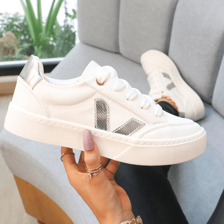 Tenis femeninos de estilo urbano con acabados de alta calidad, ideales para combinar con outfits casuales o elegantes.