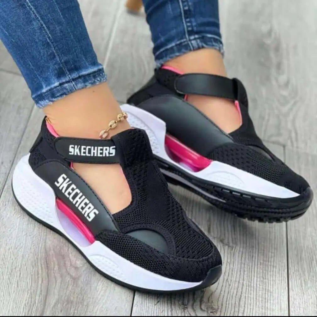 Zapatillas deportivas negras para mujer con diseño moderno y atractivo, suela blanca con detalles rosas que brindan comodidad y amortiguación para uso diario, ideales para caminar y actividades casuales, hechas con materiales transpirables y duraderos, ajuste seguro con velcro para mayor soporte y estabilidad.