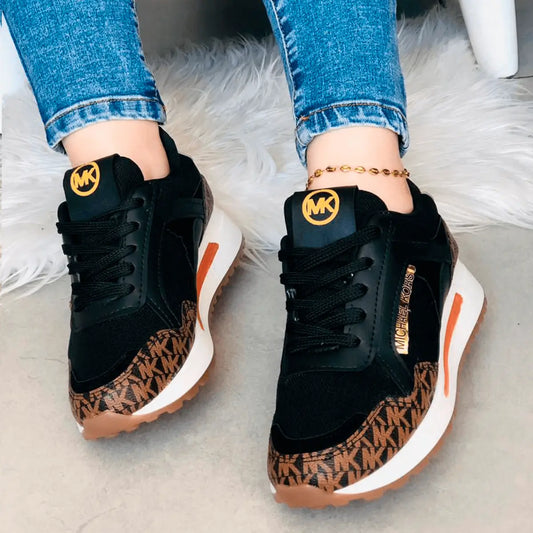 Zapatillas Vanguard negras con detalles en marrón y blanco, diseño cómodo y ligero ideal para uso diario, suela antideslizante para mejor estabilidad, perfectos para combinar con jeans y outfits casuales en estilo chic.
