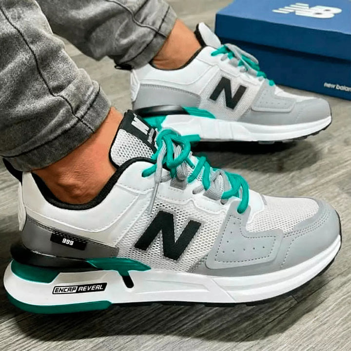 Zapatillas deportivas caballero color blanco y gris con detalles en verde, diseño moderno y cómodo ideal para uso diario y actividades deportivas, suela antideslizante y amortiguación avanzada que brindan soporte y confort durante todo el día, perfectas para combinar con atuendos casuales y mejorar el rendimiento físico.