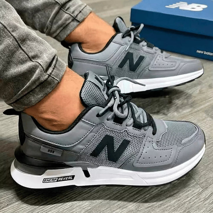 Zapatillas deportivas Everest gris oscuro para hombre con suela blanca cómoda y diseño moderno, ideales para caminar, correr o uso diario, con tecnología avanzada para máxima amortiguación y soporte del pie, perfecta combinación de estilo y funcionalidad urbana.