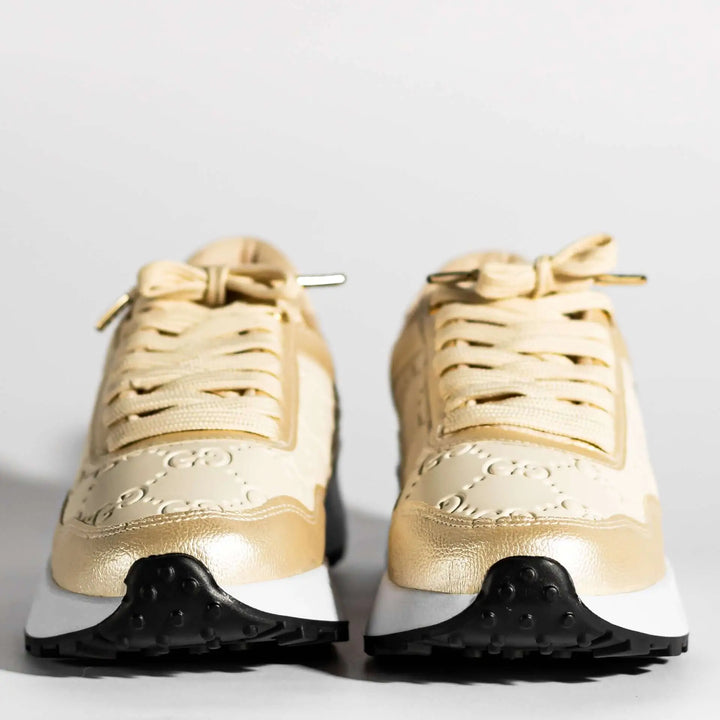 Zapatillas deportivas color beige y dorado con suela antideslizante negra y blanca, diseño moderno y cómodo ideal para uso diario y actividades físicas, material resistente y transpirable que ofrece soporte ergonómico y estilo elegante, calzado perfecto para mujeres y hombres que buscan durabilidad y confort.