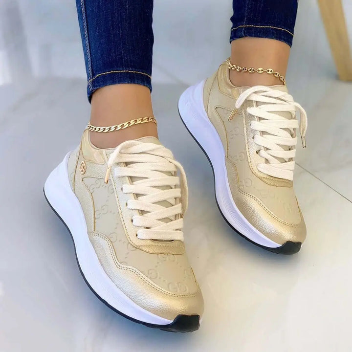 Zapatillas deportivas color dorado para mujer con diseño moderno, suela blanca antideslizante y cordones ajustables, ideales para comodidad y estilo diario, perfectas para caminar y actividades casuales con soporte y amortiguación.