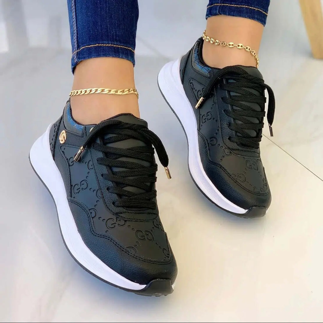 Zapatillas deportivas negras para mujer con diseño moderno, suela blanca antideslizante y cordones gruesos, ideales para uso diario por su comodidad, soporte ergonómico y estilo versátil que combina con jeans y ropa casual.